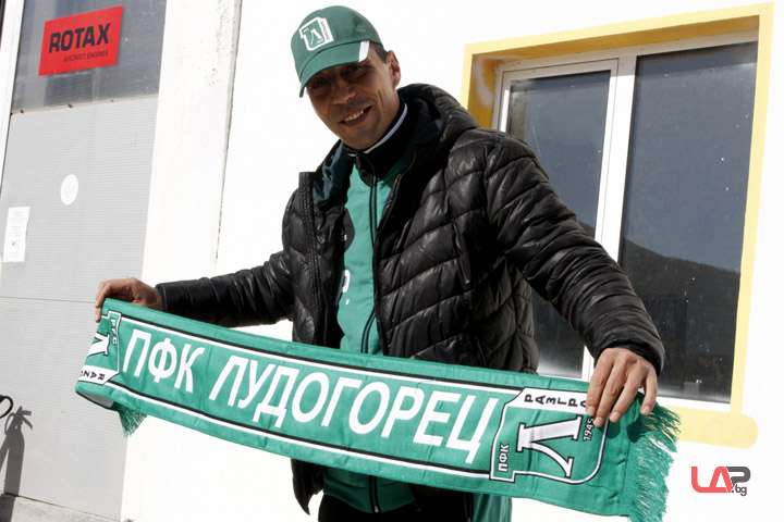 Петричев скочи с парашут